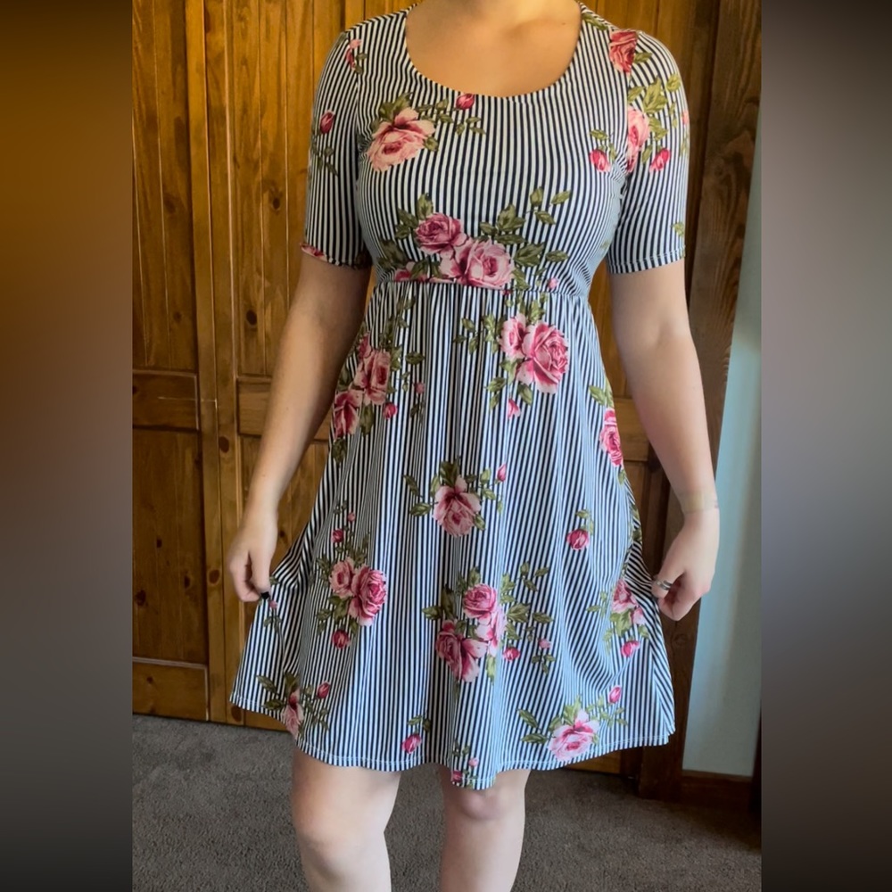 MikaRose dress, knee length, comfy. Size M/L . (On 6’3 model.)